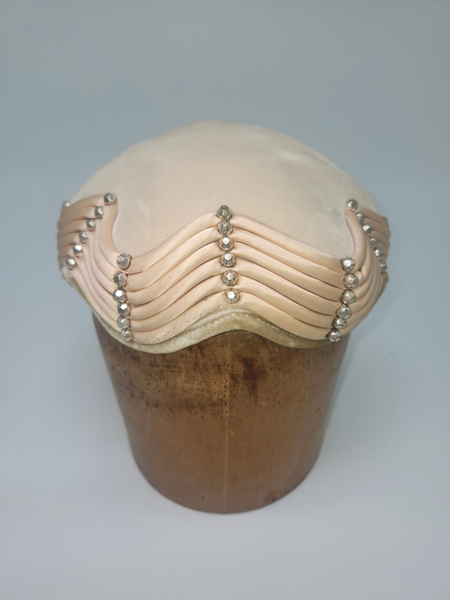 1950s Pale Pink Velvet & Satin Scallop Trimmed Ladies Hat