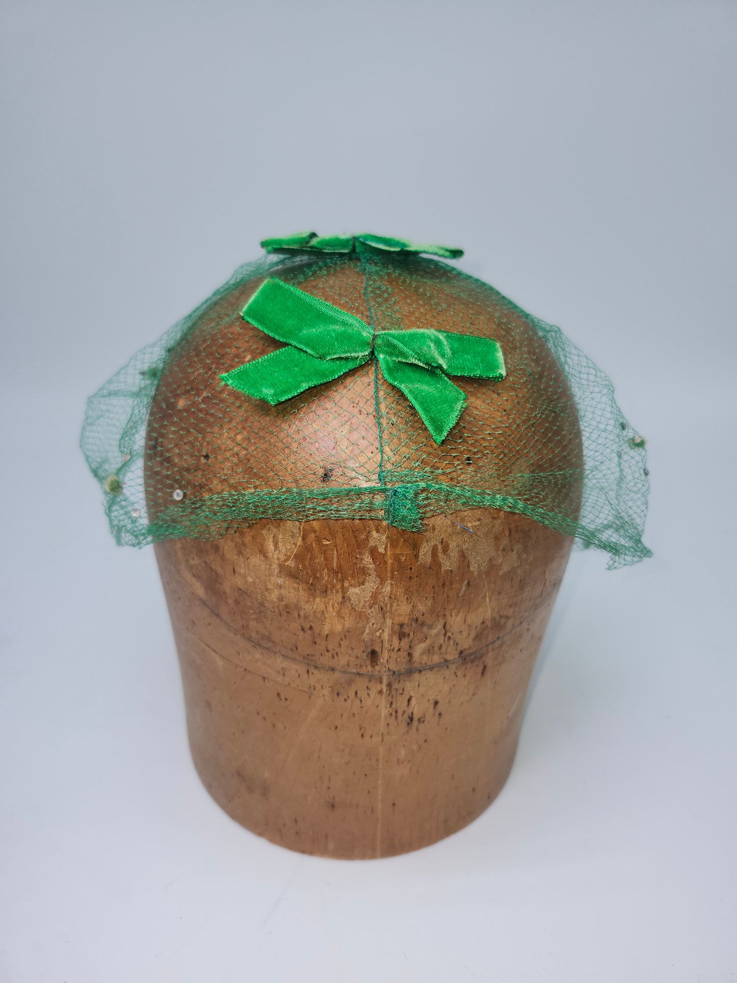 Art Deco Era Green Mesh Netting Fascinator with Bows