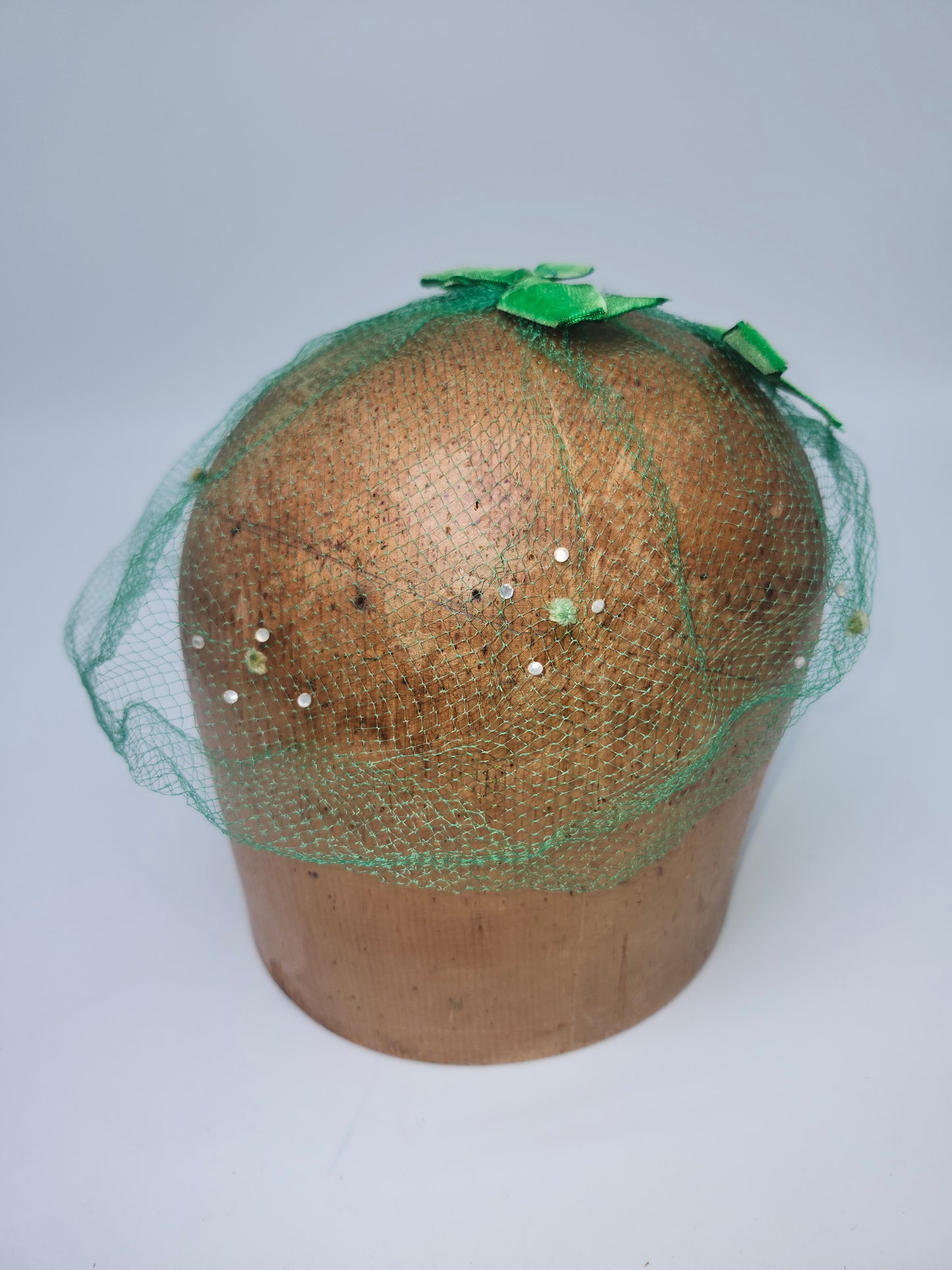 Art Deco Era Green Mesh Netting Fascinator with Bows
