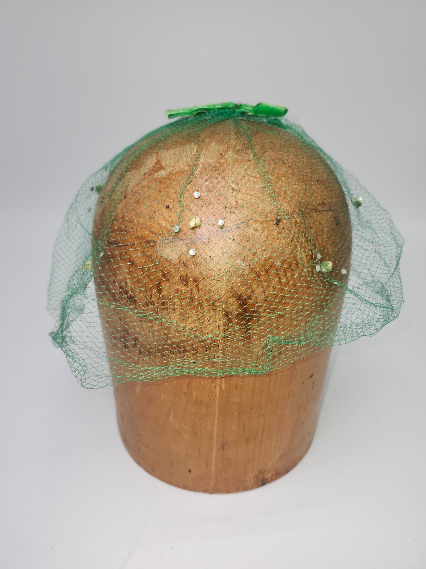 Art Deco Era Green Mesh Netting Fascinator with Bows