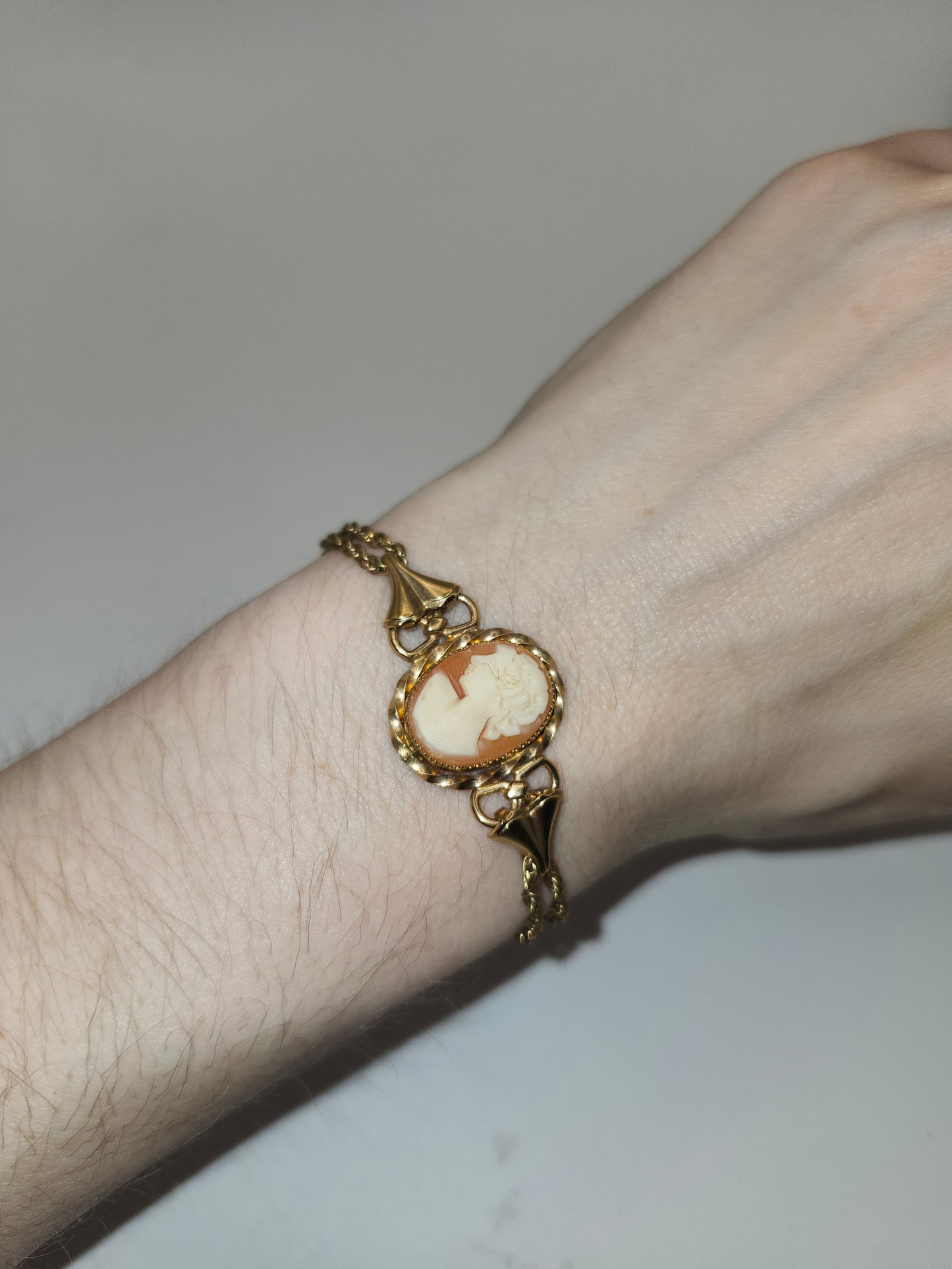 *12K* Gold Filled Bracelet with Carved Conch Cameo Center