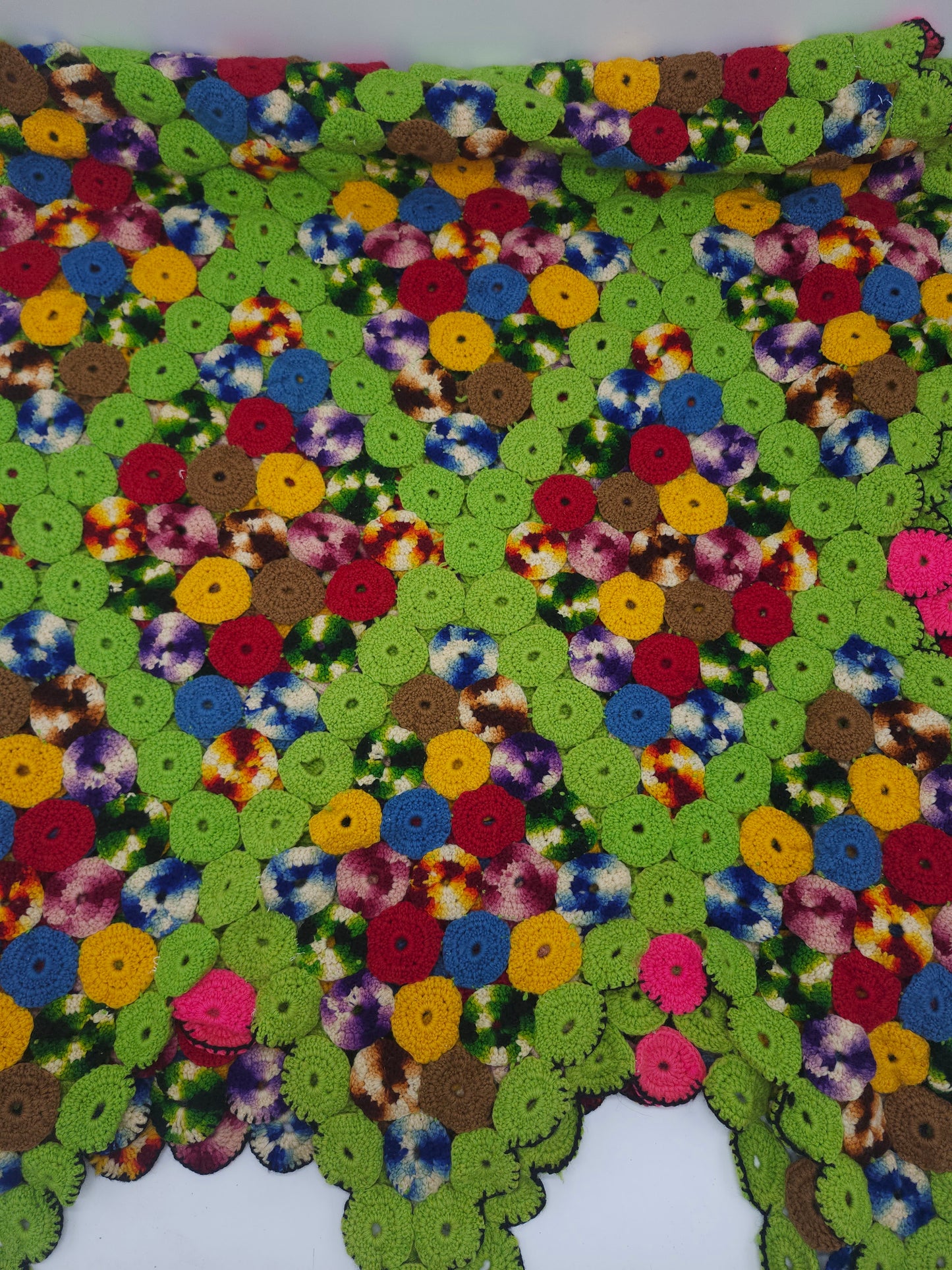 *Vintage* Psychedelic Print 1970s Pin Wheel Yarn Quilt 75" X 77"