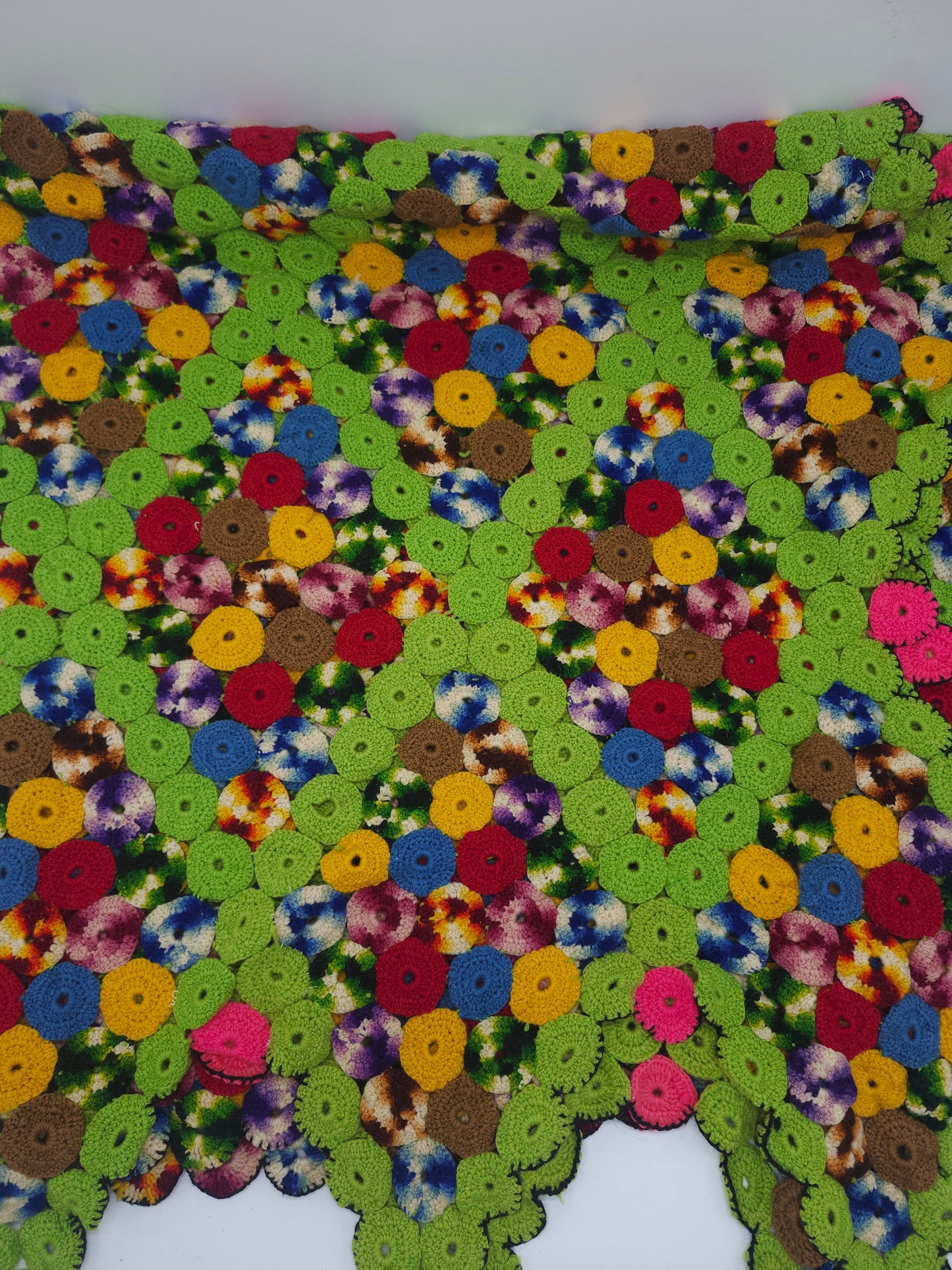 *Vintage* Psychedelic Print 1970s Pin Wheel Yarn Quilt 75" X 77"