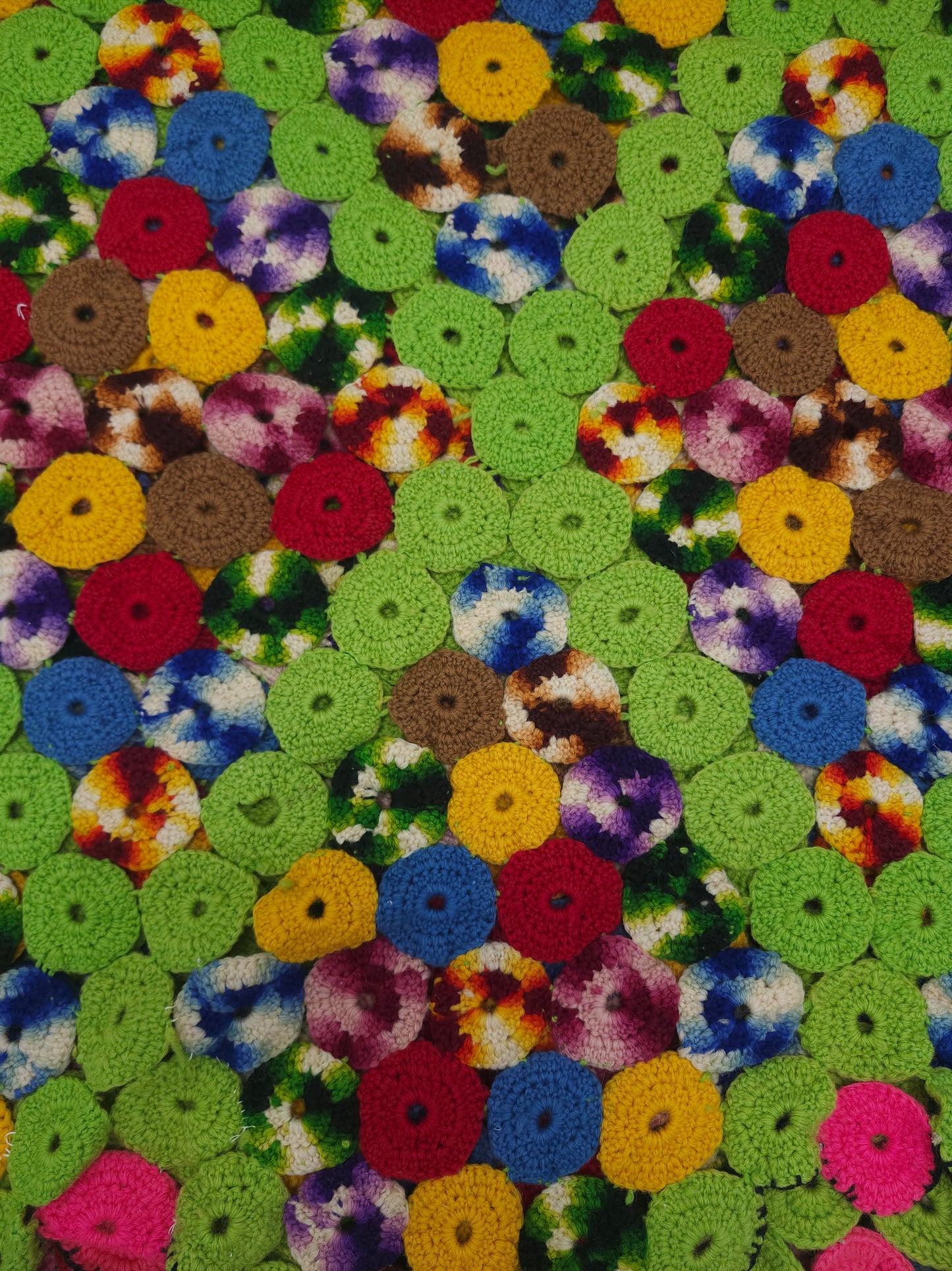 *Vintage* Psychedelic Print 1970s Pin Wheel Yarn Quilt 75" X 77"