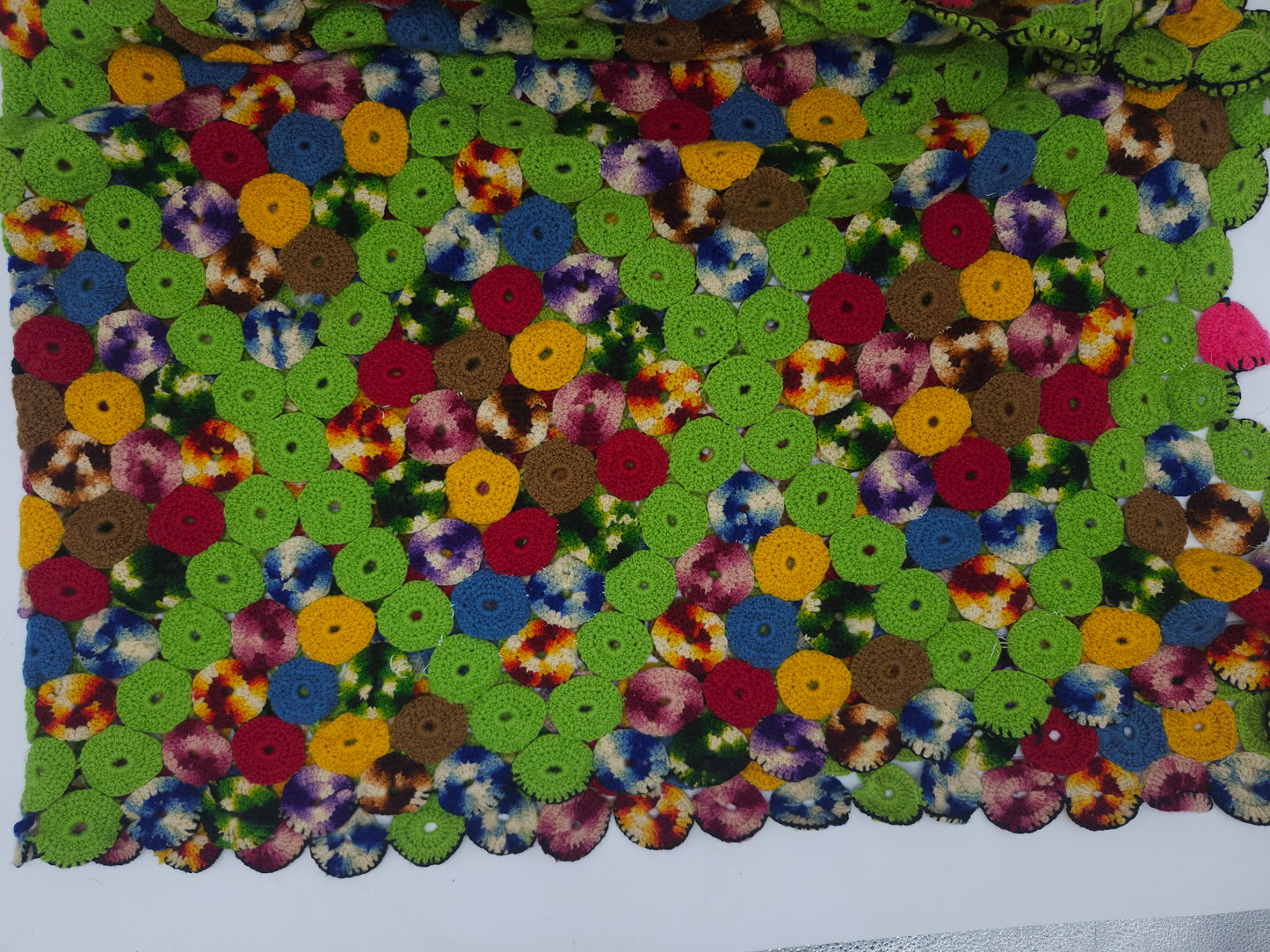 *Vintage* Psychedelic Print 1970s Pin Wheel Yarn Quilt 75" X 77"