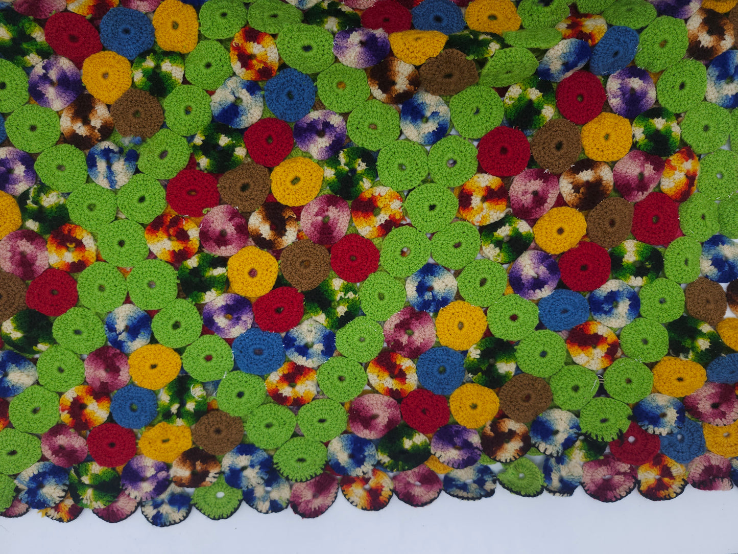 *Vintage* Psychedelic Print 1970s Pin Wheel Yarn Quilt 75" X 77"