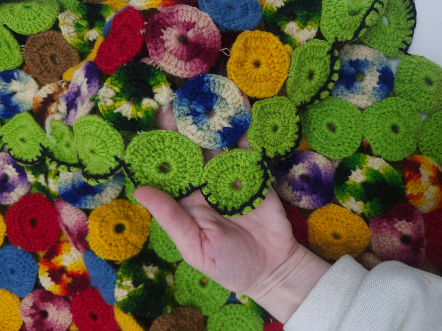 *Vintage* Psychedelic Print 1970s Pin Wheel Yarn Quilt 75" X 77"