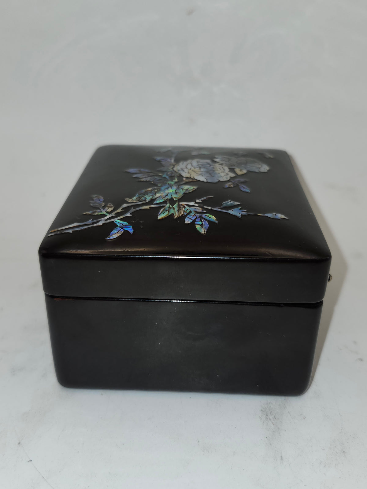 *Inlaid Mother of Pearl* Lacquer Vintage Jewelry / Trinket Box